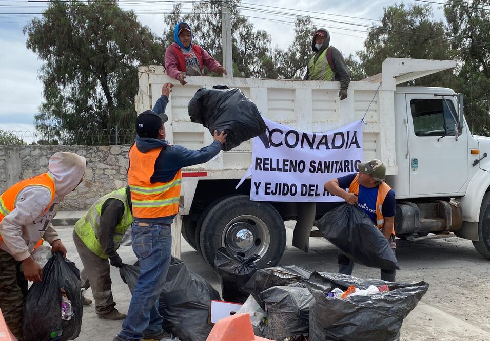 un grupo de ejidatarios de El Huiximí y personal de la empresa Conadia comenzaron a recolectar los montones apilados en algunas calles del municipio de manera gratuita. Foto: Luis Soriano