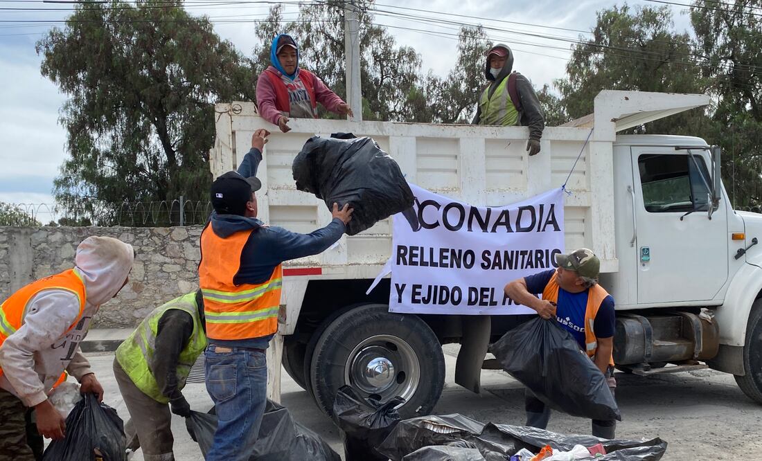 un grupo de ejidatarios de El Huiximí y personal de la empresa Conadia comenzaron a recolectar los montones apilados en algunas calles del municipio de manera gratuita. Foto: Luis Soriano