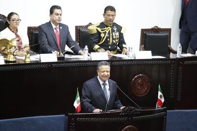 Asiste Menchaca Salazar a develación de letras de oro en honor del bicentenario del Heroico Colegio Militar