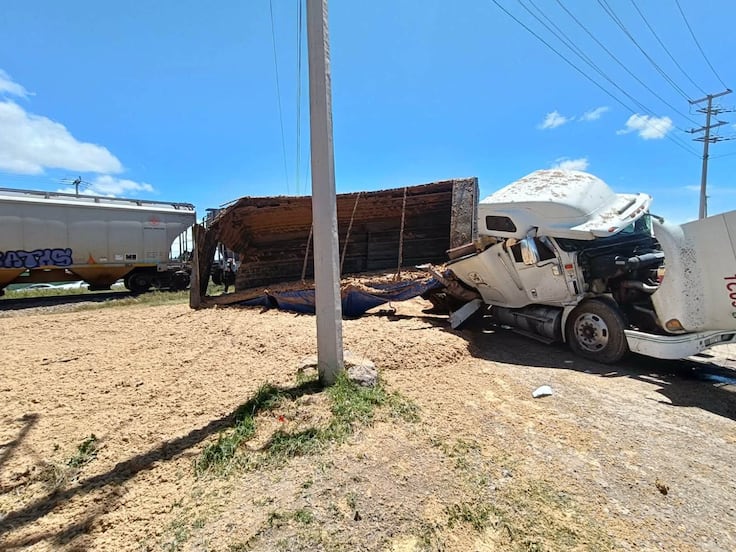 Tráiler intenta ganarle el paso al tren y termina impactado en Apan