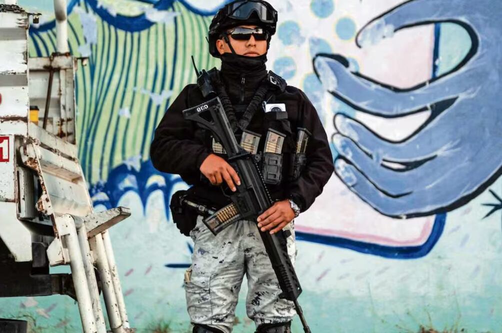 Un guardia nacional vigila los alrededores de la fiscalía tras un ataque con drones en Playas de Tijuana, Baja California, el 16 de octubre. Foto: Guillermo Arias / EL UNIVERSAL