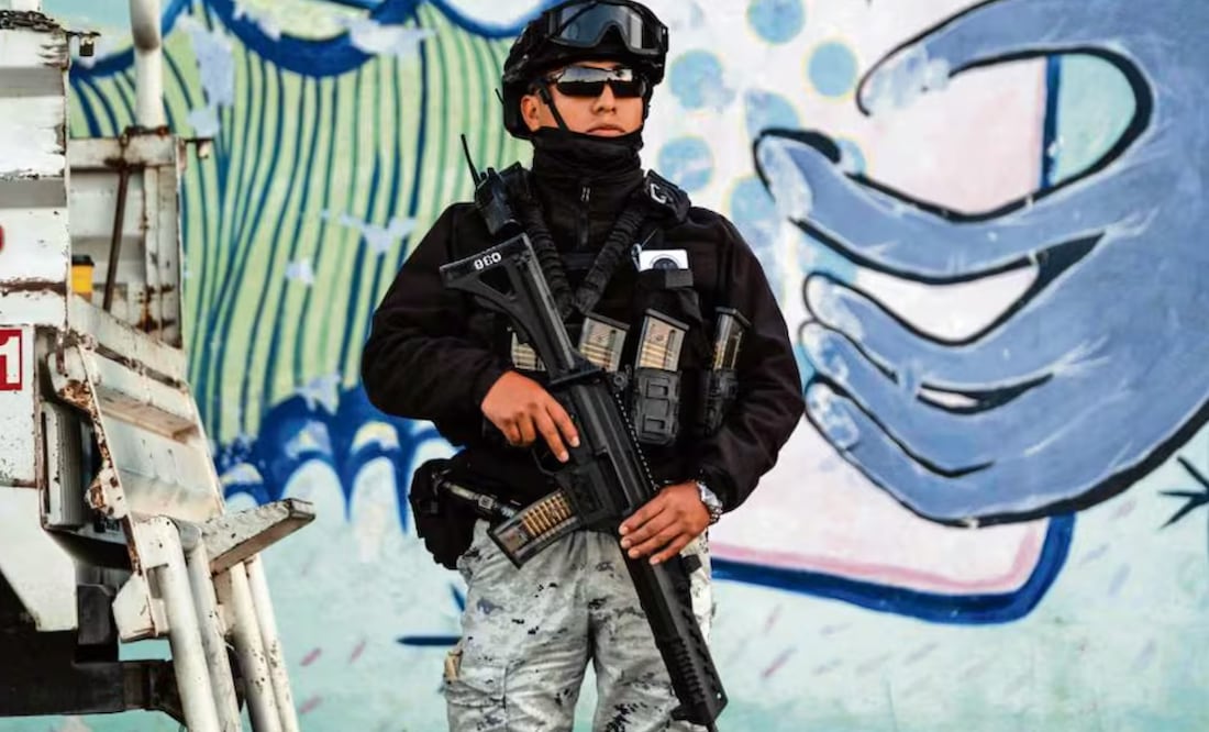 Un guardia nacional vigila los alrededores de la fiscalía tras un ataque con drones en Playas de Tijuana, Baja California, el 16 de octubre. Foto: Guillermo Arias / EL UNIVERSAL
