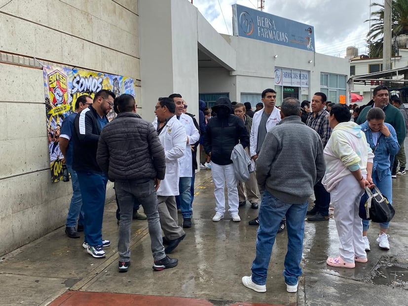 Trabajadores del Hospital General de Pachuca exigieron renovar la dirigencia estatal del SNTSA | Foto: Luis soriano