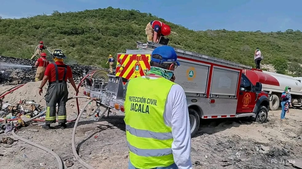 Sofocan incendio en relleno sanitario de Jacala tras más de 30 horas