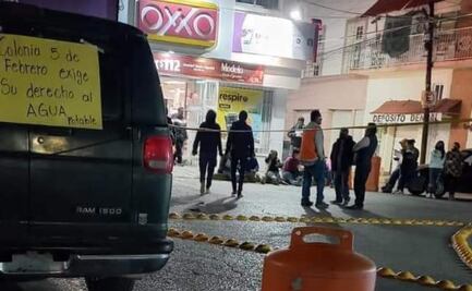 Pobladores de Ixmiquilpan bloquean calle frente a la presidencia; exigen agua potable