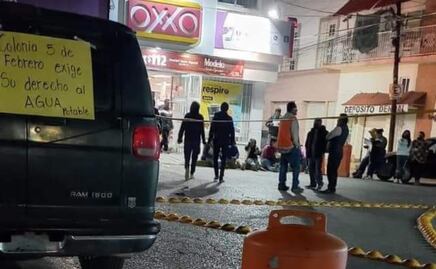 Pobladores de Ixmiquilpan bloquean calle frente a la presidencia; exigen agua potable