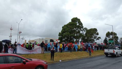 Antorcha se manifiesta a unos metros del recinto ferial