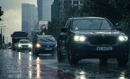 Cómo manejar un auto eléctrico en época de lluvias