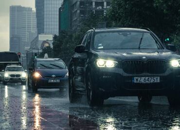 Cómo manejar un auto eléctrico en época de lluvias