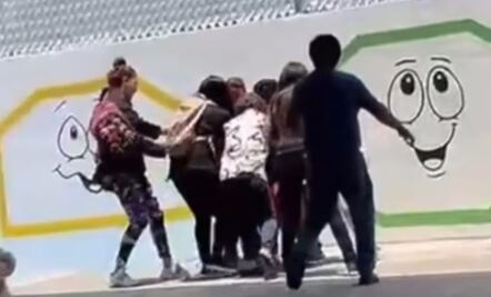 Violenta pelea entre mujeres en kínder de Pachuca alarma a padres y se viraliza en redes