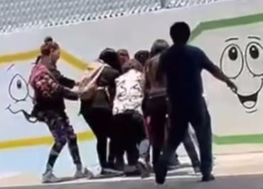 Violenta pelea entre mujeres en kínder de Pachuca alarma a padres y se viraliza en redes