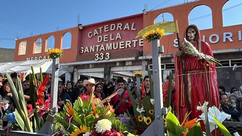 Procesión de la Santa Muerte recorre las calles de Pachuca entre devoción y tradición