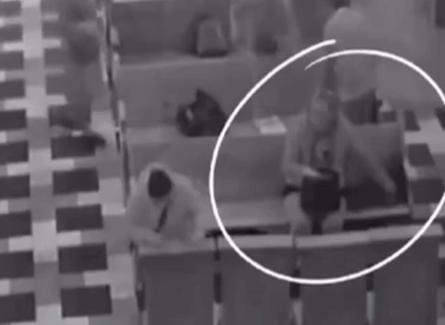 Una mujer fue captada por cámaras de video vigilancia mientras robaba un teléfono celular dentro de la Iglesia del Divino Salvador en Tizayuca I Foto: Especial
