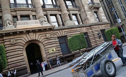 Banxico sorprende y recorta la tasa de interés pese a inflación; la deja en 6.75%