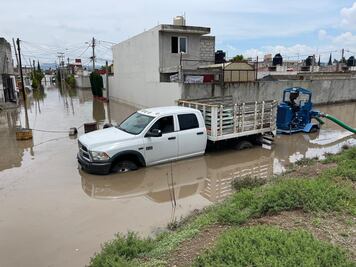 Narran vecinos pesadilla por inundaciones en Los Tuzos