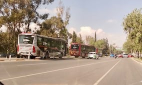 Choque entre Tuzobús y automóvil moviliza a cuerpos de atención en Pachuca