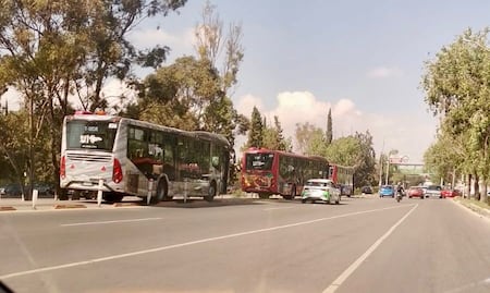 Choque entre Tuzobús y automóvil moviliza a cuerpos de atención en Pachuca