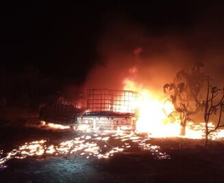 Se incendian dos camionetas huachicoleras en Tepetitlán
