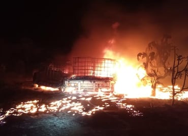 Se incendian dos camionetas huachicoleras en Tepetitlán