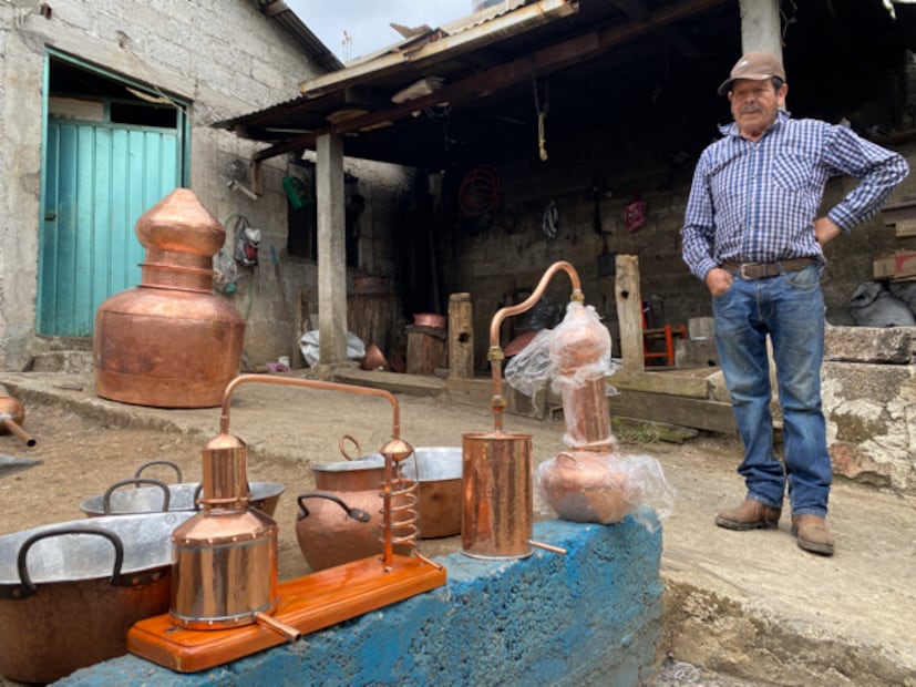 Luciano Guzmán Gutiérrez pone sus manos ya curtidas sobre el vientre redondo de un alambique recién creado. Dice que “cada uno tiene su propio carácter”, como si hablara de una persona. I Foto: Luis Soriano