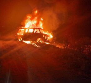 Arde camioneta en la carretera Pachuca-Actopan