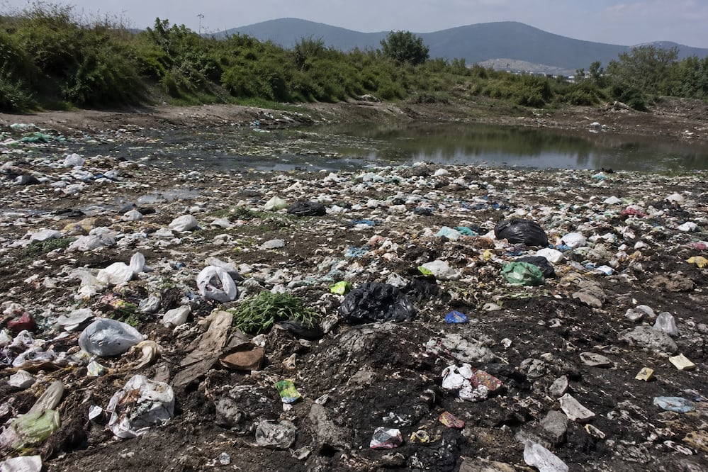 El Congreso de Hidalgo llamó a los 84 municipios a reforzar la protección del agua y combatir los tiraderos clandestinos | Imagen generada con IA