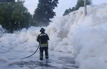 Nuevamente se acumula espuma en la carretera Alfajayucan-Chilcuautla por desfogue de presa