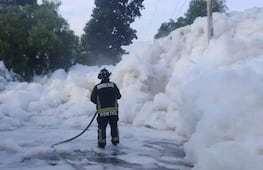 Nuevamente se acumula espuma en la carretera Alfajayucan-Chilcuautla por desfogue de presa