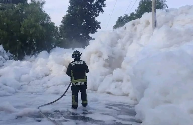 Nuevamente se acumula espuma en la carretera Alfajayucan-Chilcuautla por desfogue de presa