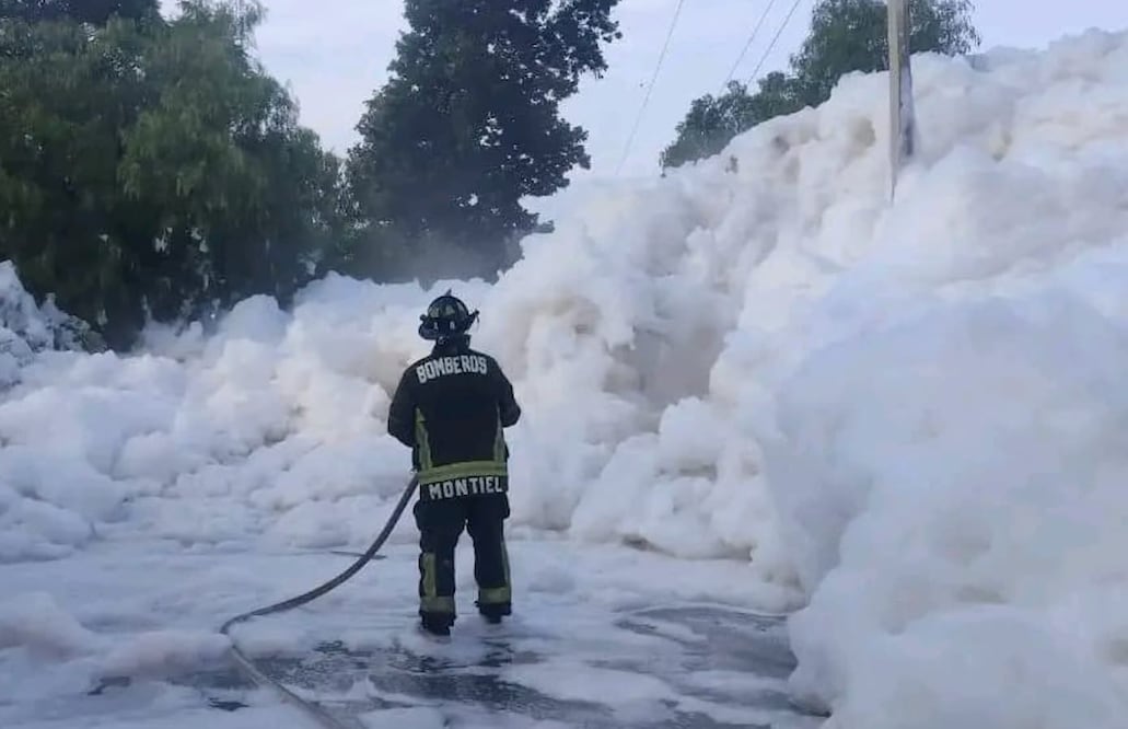 Nuevamente se acumula espuma en la carretera Alfajayucan-Chilcuautla por desfogue de presa I Foto: Especial