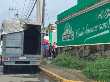 Habitantes de Itzocatl Atlapexco toman empresa refresquera en Huejutla