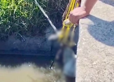 Hallan cuerpo encobijado y atado en canal de aguas negras en Tula