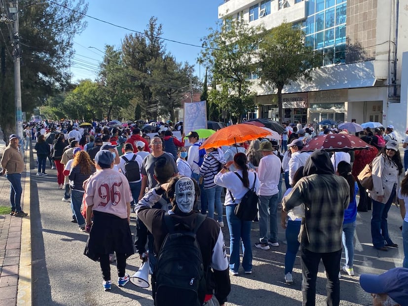 Marcha de trabajadores del IMSS en Pachuca genera inconformidad entre automovilistas | Foto: Luis Soriano
