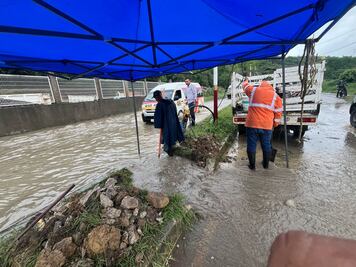 Lluvias dejan vehículos varados en la México-Tampico, a la altura de Zocuiteco Benito Juárez