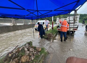 Lluvias dejan vehículos varados en la México-Tampico, a la altura de Zocuiteco Benito Juárez