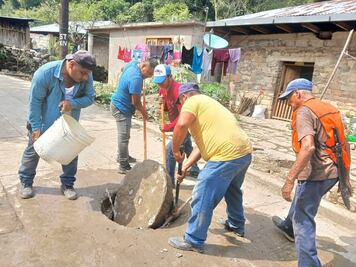 Realizan limpieza de drenajes en Xochiatipan para prevenir inundaciones