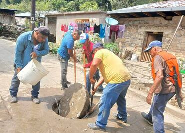 Realizan limpieza de drenajes en Xochiatipan para prevenir inundaciones