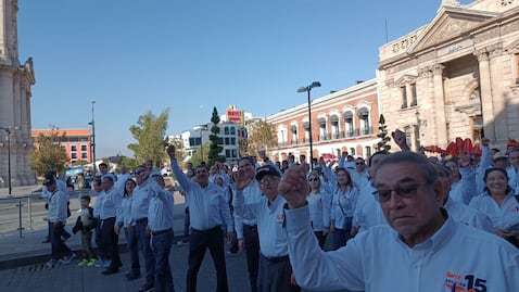 Maestros de la Sección 15 del SNTE marchan en Pachuca por mejores prestaciones