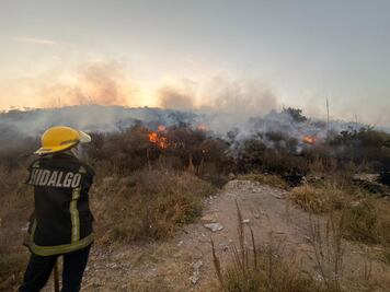 Piden a población cercana al cerro de San Cristóbal permitir paso de bomberos para combatir el fuego