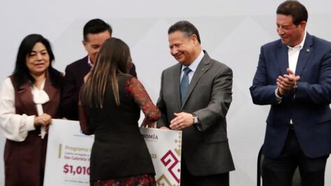 Entrega Menchaca créditos  en beneficio de empresas locales