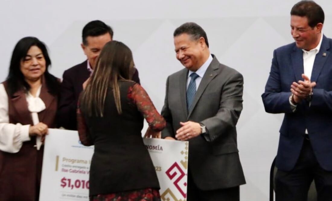 Julio Menchaca realizó la entrega simbólica de 5 créditos otorgados a través de la reciente firma de convenio del “Programa Impulso Nafin+Hidalgo 2023” foto: Gobierno