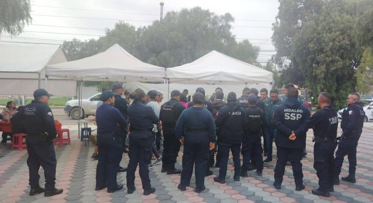 Retiran puestos de comida cerca de ICSA e ICEA en San Agustín Tlaxiaca | Foto: Especial