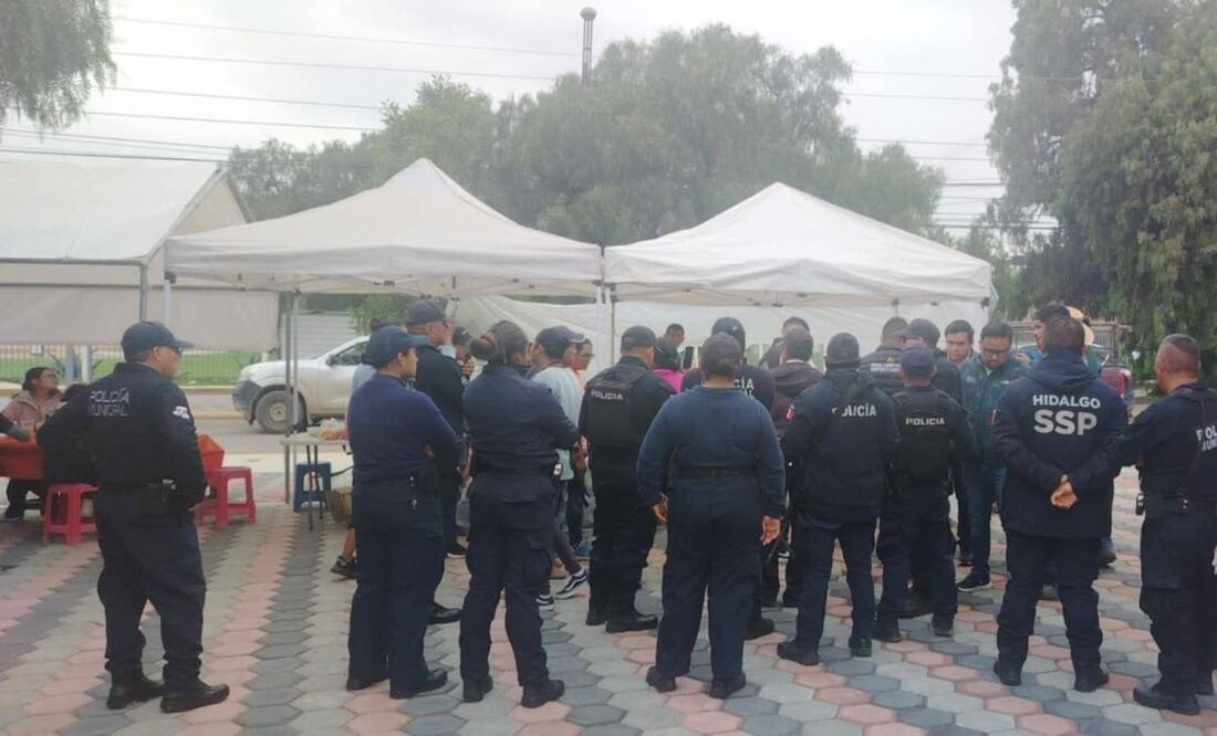 Retiran puestos de comida cerca de ICSA e ICEA en San Agustín Tlaxiaca | Foto: Especial