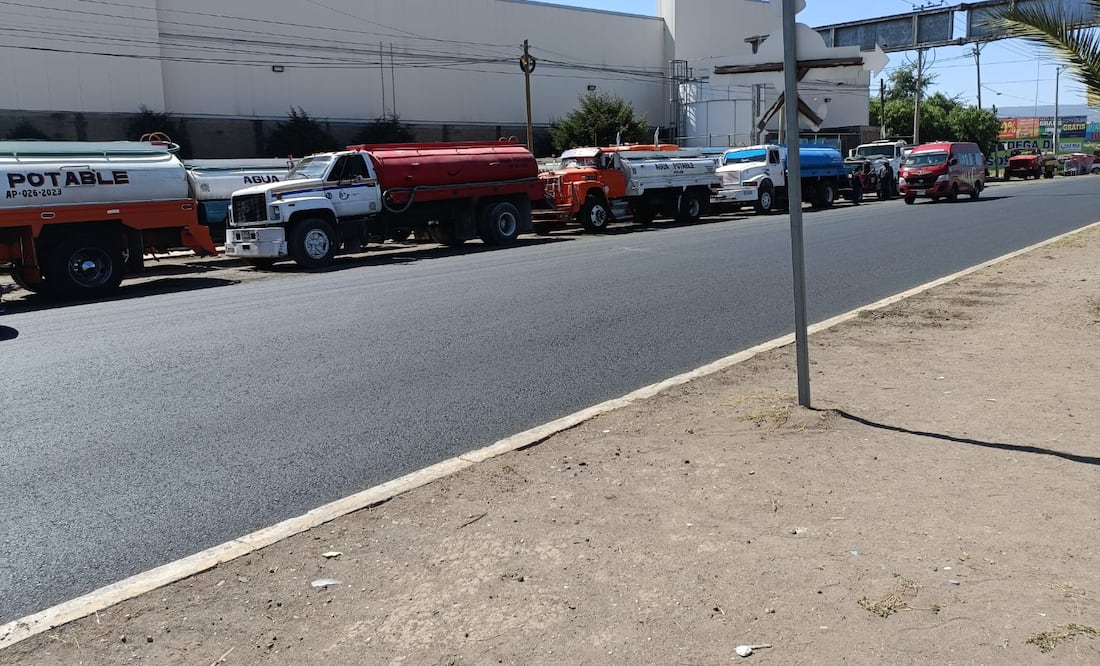 Molesta vecinos que pipas obstruyan visibilidad de carretera  México-Tuxpam Fotos Cortesía