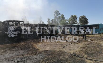 Incendio consume al menos 10 autobuses suburbanos en pensión de Tula