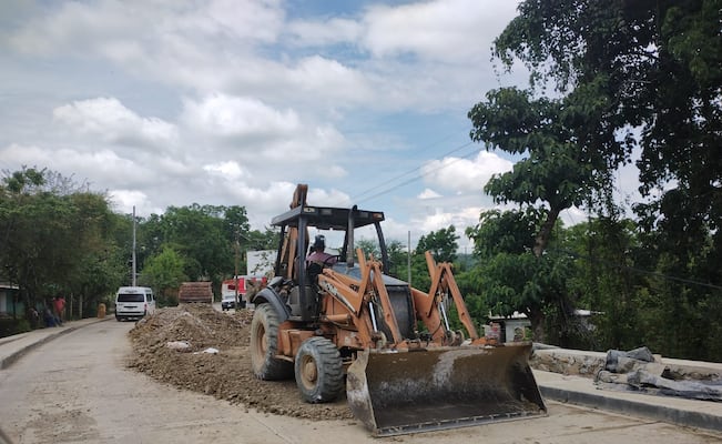 Reparan de nuevo tramo Huejutla–Macuxtepetla tras colapso, a menos de 15 días de ser intervenido