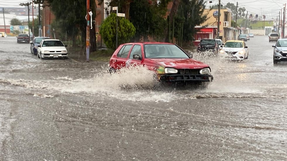 Lluvia y granizo provocan anegaciones y caos vial en Pachuca