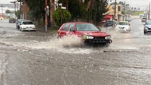 Lluvia y granizo provocan anegaciones y caos vial en Pachuca