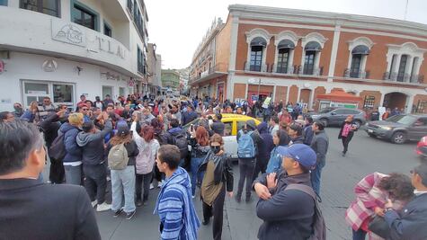 Rector de la UAEH huye de alumnos y aborda un taxi al llegar al Reloj de Pachuca 