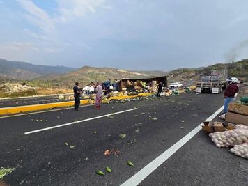 En Metztitlán pobladores evitan rapiña, tras accidente de trailer 